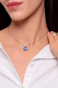Přívěsek PETIT JOLI WHITE AGATE a LAPIS LAZULI — detail