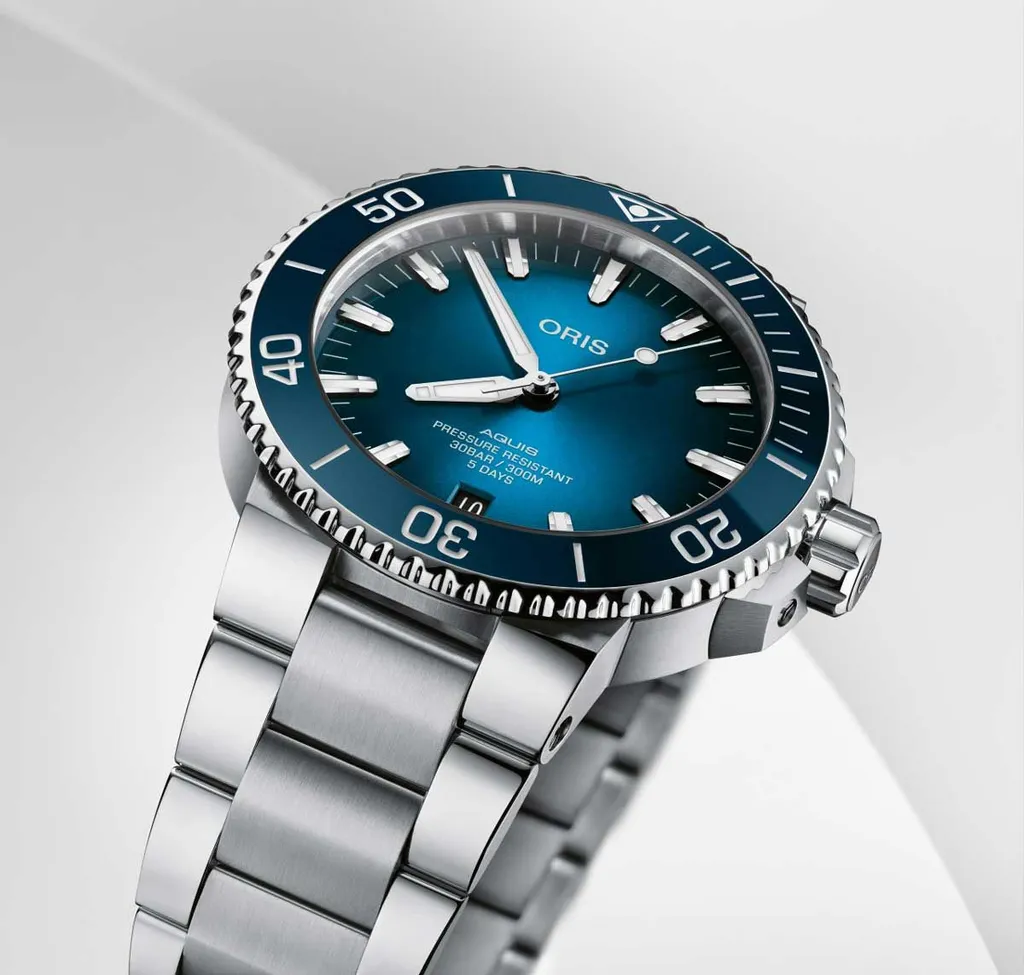 Aquis DATE Calibre 400 — detail